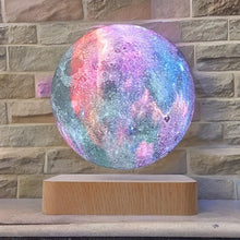 Lade das Bild in den Galerie-Viewer, Kosmos-lampe med valnøddetræ-look base - Elegante valnøddetræs detaljer tilføjer en sofistikeret touc