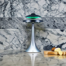 Lade das Bild in den Galerie-Viewer, Ufo fremvist på et køkkenbord af mamor, inspirende design trend for juleaften gave ide 2023