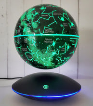 Lade das Bild in den Galerie-Viewer, Starlight Zodiac lyskugle i grøn farve med stjernetegnsplacering.