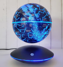 Lade das Bild in den Galerie-Viewer, Starlight lyskugle i blå farve, der skaber en fascinerende atmosfære og fremviser mange af hilmens stjernebilleder.
