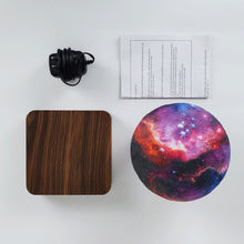 Lade das Bild in den Galerie-Viewer, Kosmos-lampe med valnøddetræ-look base - Elegante valnøddetræs detaljer tilføjer en sofistikeret touch